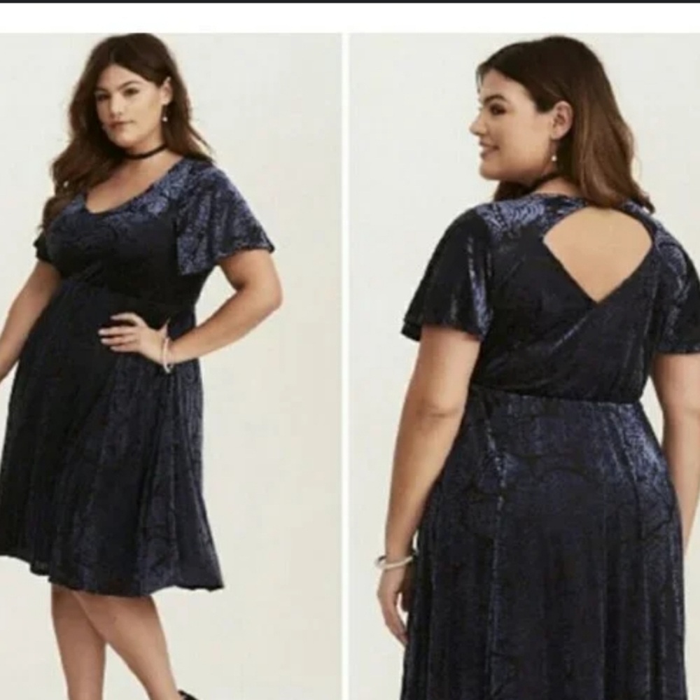 Torrid size 2 textured crushed velvet short sleeved dress.